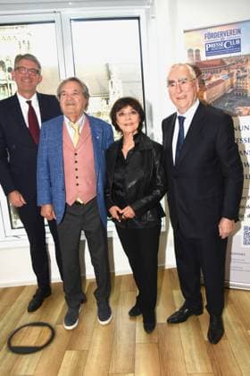 Dr. Wolfram Weimer Bundeskulturminister Helmut Markwort Focus Gruender Simone Rethel Schauspielerin Dr Theo Waigl Bundesminister a.D Muenchen 16. 11.2025 Presseclub Muenchen Matinee: Die Kunst des guten Alterns: Buchvorstellung Goldene Jahre mit Dr Theo Weigl Bundesminister a.D. Bundeskulturminister Dr. Wolfram Weimer und drei Prominenten ueber 75: Helmut Markwort, Simone Rethel Foto Bernd Lindenthaler Muenchen