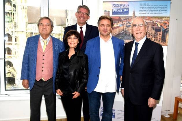 Helmut Markwort Focus Gruender Simone Rethel Schauspielerin Dr. Wolfram Weimer Bundeskulturminister Manfred Otzelberger Journaist -Gespraechsleiter -Buchautor -Goldene Jahre Dr. Theo Waigl Bundesministere a.D. Muenchen 16. 11.2025 Presseclub Muenchen Matinee: Die Kunst des guten Alterns: Buchvorstellung Goldene Jahre mit Dr Theo Weigl Bundesminister a.D. Bundeskulturminister Dr. Wolfram Weimer und drei Prominenten ueber 75: Helmut Markwort, Simone Rethel Foto Bernd Lindenthaler Muenchen