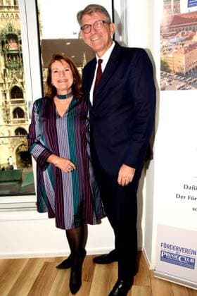 Christiane Goetz-Weimer Bundeskulturminister Dr. Wolfram Weimer Muenchen 16. 11.2025 Presseclub Muenchen Matinee: Die Kunst des guten Alterns: Buchvorstellung Goldene Jahre mit Dr Theo Weigl Bundesminister a.D. Bundeskulturminister Dr. Wolfram Weimer und drei Prominenten ueber 75: Helmut Markwort, Simone Rethel Foto Bernd Lindenthaler Muenchen
