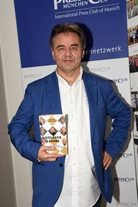 Manfred Otzelberger Mit Buch Goldene Jahre von Journalist und Autor Muenchen 16. 11.2025 Presseclub Muenchen Matinee: Die Kunst des guten Alterns: Buchvorstellung Goldene Jahre mit Dr Theo Weigl Bundesminister a.D. Bundeskulturminister Dr. Wolfram Weimer und drei Prominenten ueber 75: Helmut Markwort, Simone Rethel Foto Bernd Lindenthaler Muenchen