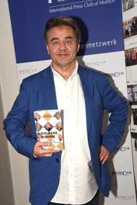 Manfred Otzelberger Mit Buch Goldene Jahre von Journalist und Autor Muenchen 16. 11.2025 Presseclub Muenchen Matinee: Die Kunst des guten Alterns: Buchvorstellung Goldene Jahre mit Dr Theo Weigl Bundesminister a.D. Bundeskulturminister Dr. Wolfram Weimer und drei Prominenten ueber 75: Helmut Markwort, Simone Rethel Foto Bernd Lindenthaler Muenchen
