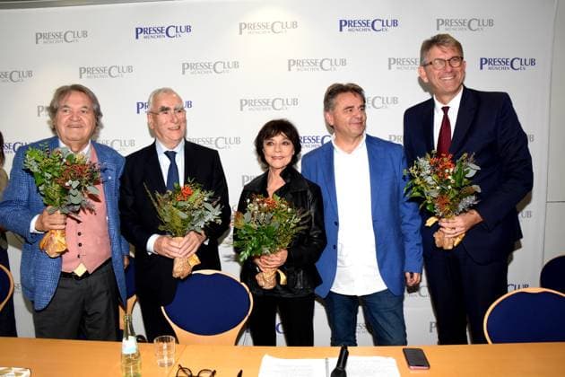 Helmut Markwort Focus Gruender Dr Theo Waigl Bundesminister a.D.Simone Rethel Schauspielerin Manfred Otzelberger Journalist Buchautor Bundesminister a.D. Bundeskulturminister Dr. Wolfram Weimer Muenchen 16. 11.2025 Presseclub Muenchen Matinee: Die Kunst des guten Alterns: Buchvorstellung Goldene Jahre mit Dr Theo Weigl Bundesminister a.D. Bundeskulturminister Dr. Wolfram Weimer und drei Prominenten ueber 75: Helmut Markwort, Simone Rethel Foto Bernd Lindenthaler Muenchen