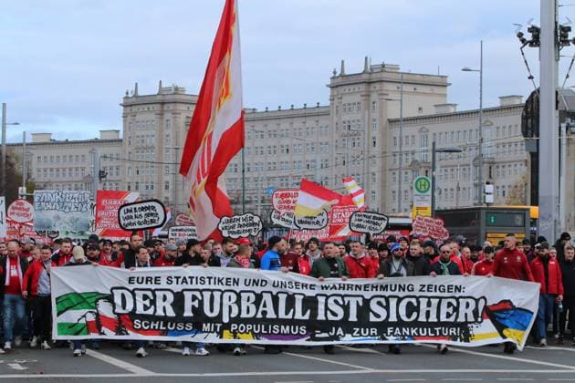 16.11.2025 Demonstration Fandemo in Leipzig Der Fußball ist sicher. Fanvertreter verschiedener Vereine führen die Demo an. Direkt dahinter folgen die Fans von Union Berlin. Leipzig Sachsen Deutschland *** 16 11 2025 Demonstration Fandemo in Leipzig Football is safe Fan representatives from various clubs lead the demonstration Directly behind them are the fans of Union Berlin Leipzig Saxony Germany