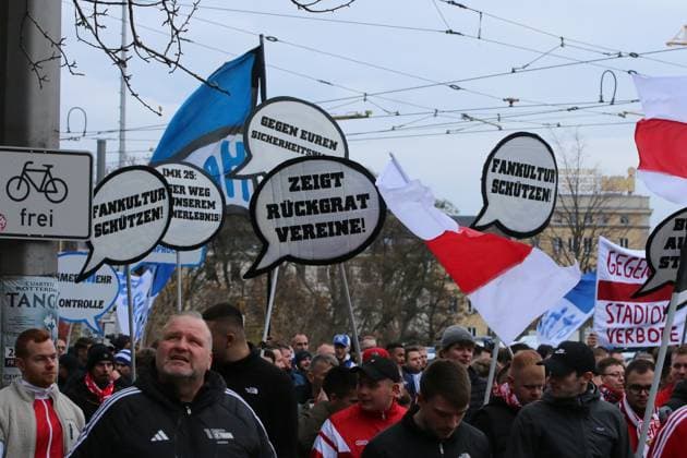 16.11.2025 Demonstration Fandemo in Leipzig Der Fußball ist sicher. Die Fans von Union Berlin, gefolgt von den Fans von Hertha BSC. Leipzig Sachsen Deutschland