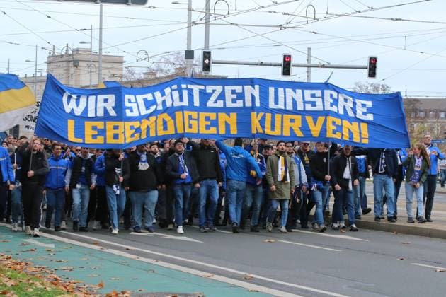 16.11.2025 Demonstration Fandemo in Leipzig Der Fußball ist sicher. Die Fans von Carl Zeiss Jena. Leipzig Sachsen Deutschland