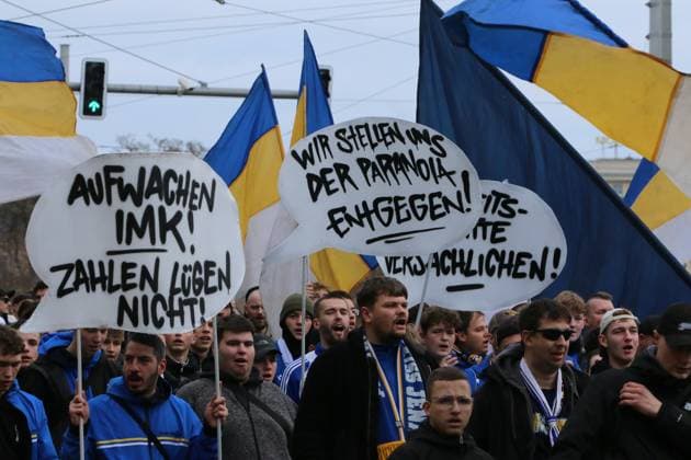 16.11.2025 Demonstration Fandemo in Leipzig Der Fußball ist sicher. Die Fans von Carl Zeiss Jena. Leipzig Sachsen Deutschland