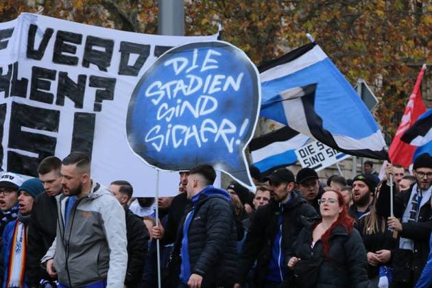 16.11.2025 Demonstration Fandemo in Leipzig Der Fußball ist sicher. Die Fans des HSV. Leipzig Sachsen Deutschland