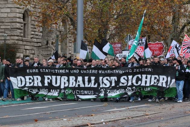 16.11.2025 Demonstration Fandemo in Leipzig Der Fußball ist sicher. Die Fans von Borussia Mönchengladbach. Leipzig Sachsen Deutschland *** 16 11 2025 Demonstration Fandemo in Leipzig Football is safe The fans of Borussia Mönchengladbach Leipzig Saxony Germany