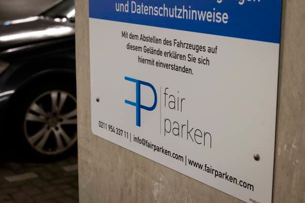 Symbolbild Hinweisweisschild von der Firma Fair Parken GmbH auf einem Supermarktparkplatz - Immer mehr Supermärkte vermieten ihre Parkpläche an Firmen wie Fair Parken. Diese erfassen die Parkdauer der parkenden Fahrzeuge per Video-Kennzeichenerkennung und stellen bei Überschreitung der Höchstparkdauer von meist 1,5 Stunden empflindliche Strafen von mittlerweile 29,90 Euro aus. 14.11.2025 Gebührenpflichtiges Parken mit Kennzeichenerkennung *** Symbolic image Sign from the company Fair Parken GmbH in a supermarket parking lot More and more supermarkets are renting their parking spaces to companies such as Fair Parken These companies record the parking time of parked vehicles using video license plate recognition and, if the maximum par