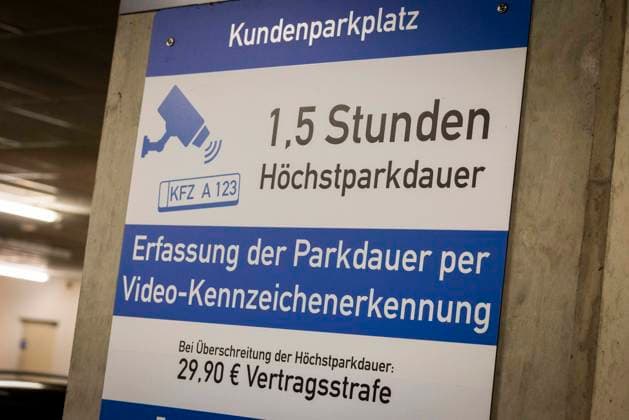 Symbolbild Hinweisweisschild von der Firma Fair Parken GmbH auf einem Supermarktparkplatz - Immer mehr Supermärkte vermieten ihre Parkpläche an Firmen wie Fair Parken. Diese erfassen die Parkdauer der parkenden Fahrzeuge per Video-Kennzeichenerkennung und stellen bei Überschreitung der Höchstparkdauer von meist 1,5 Stunden empflindliche Strafen von mittlerweile 29,90 Euro aus. 14.11.2025 Gebührenpflichtiges Parken mit Kennzeichenerkennung *** Symbolic image Sign from the company Fair Parken GmbH in a supermarket parking lot More and more supermarkets are renting their parking spaces to companies such as Fair Parken These companies record the parking time of parked vehicles using video license plate recognition and, if the maximum par