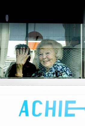 Bonaire, The Netherlands, 2025-11-16 19:59:07 BONAIRE, November 16, 2025, Airport: Princess Beatrix arrives at Bonaire Airport. The visit focuses on the work of the Dutch Caribbean Nature Alliance (DCNA) and social initiatives on the islands. The Princess is the patron of DCNA. PHOTO: NLBeeld Albert Nieboer Credit: NL Beeld Patrick van Emst  Copyright: xx x