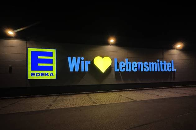 15.11.2025 xsvx, Wirtschaft Edeka emwir , v.l. Logo, Schriftzug, Edeka Wir lieben Lebensmittel Symbolbild Garmisch-Partenkirchen