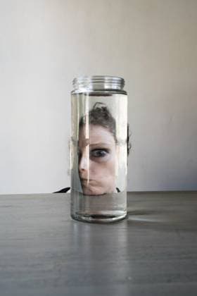 Verzerrtes Porträt einer Frau hinter einem mit Wasser gefülltem Glas Distorted portrait of a woman behind a glass filled with water Copyright: imageBROKER FranziskaxRitter ibxadr15666562.jpg ,model released, Symbolfoto ,property released