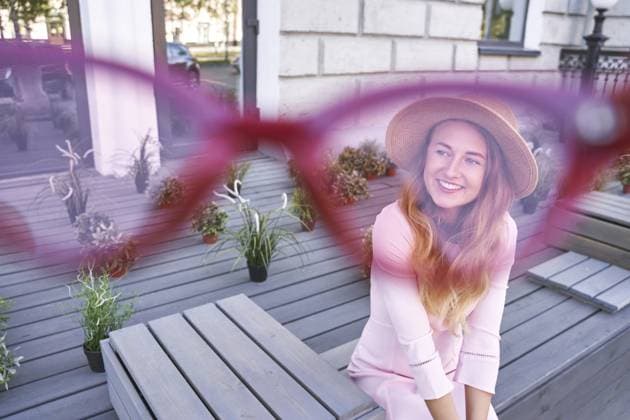 Porträt einer jungen Frau mit Hut. Obwohl die Brille. Café im Freien. Rosafarbene Sonnenbrille. Sommerliche Gesichter glücklicher Menschen. Hübsche blonde Person im Urlaub. Aufenthalt. Schau zur Seite Young woman portrait in hat. Though the glasses. Outdoors cafe. Pink sunglasses. Summer happy people face. Pretty blond person on vacation. Staycation. Look side Copyright: imageBROKER ElenaxSafonova ibxiqx15549541.jpg ,model released, Symbolfoto ,property released