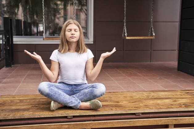 Mädchen sitzt draußen Klausurtagung für eine Person. Seele trainieren. Lotusstellung. Konzept der Yoga Meditation. Fitness in der Stadt. Weibliche Person im Teenageralter. Dehnübungen Girl sitting outdoors. One person class retreat. Training soul. Lotus position. Yoga meditation concept. City fitness. Teenage female person. Stretching exercise Copyright: imageBROKER ElenaxSafonova ibxiqx15549934.jpg ,model released, Symbolfoto ,property released