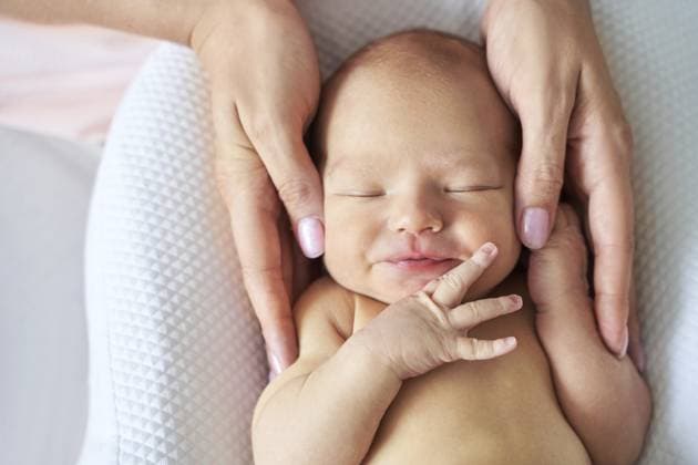 Winziger Kopf eines Neugeborenen. Mutter, berühre kleine Leute. Massagekonzept für das Gesundheitswesen. Moderne Elternschaft. Komfort und Sicherheit beim Schlafen im Bett. Versicherung für Menschen. Familienwunder. Geschlossene Augen Newborn tiny head. Mother touch little people. Healthcare massage concept. Modern parenthood. Comfort and safety sleep on bed. Human insurance. Family miracle. Closed eyes Copyright: imageBROKER ElenaxSafonova ibxiqx15550661.jpg ,model released, Symbolfoto ,property released