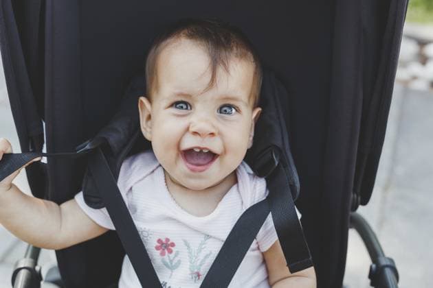 Nahaufnahme eines süßen Mädchens im Alter von 9 Monaten, das in einem schwarzen Kinderwagen auf der Straße sitzt und ein lustiges Gesicht macht Close-up portrait of a cute girl 9 months old, who sits in a black stroller on the street and makes a funny face Copyright: imageBROKER EvgeniiaxGordeeva ibxiqx15555796.jpg ,model released, Symbolfoto ,property released