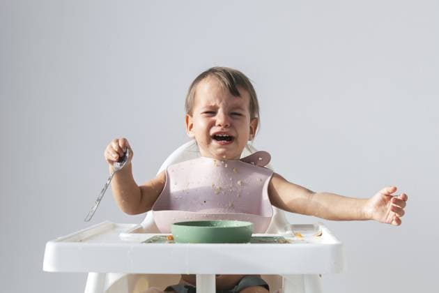 Süßes schreiendes Babysitting beim Mittagessen im Hochstuhl zu Hause auf weißem Hintergrund, Hysterie und Tränen bei einem 1 Jahr und 3 Monate alten Kind Cute crying baby sitting eating lunch in high chair at home on white background, hysterics and tears in a 1 year and 3 month old child Copyright: imageBROKER EvgeniiaxGordeeva ibxiqx15555804.jpg ,model released, Symbolfoto ,property released