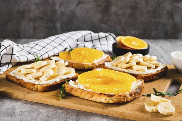 Knusprige Sandwiches mit Quark und Obst auf einem Brett auf einem Tisch Crispy sandwiches with cottage cheese and fruits on a board on a table Copyright: imageBROKER ElenaxRui ibxiqx15558513.jpg