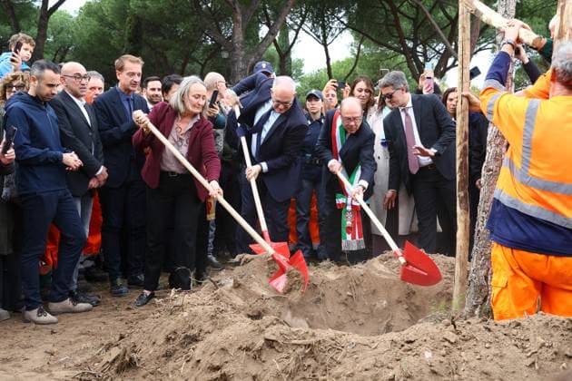 Rome, Italy: Rome, actor Carlo Verdone celebrates his 75th birthday with the honor of being Mayor of Rome for a Day. Pictured: Carlo Verdone, Roberto Gualtieri Rome Italy  - ZUMAp169 20251117_zea_p169_103 Copyright: xPieroxTenaglix