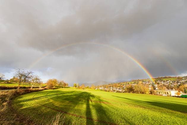 Regenbogen über dem Siebengebirge nach Hagelfront - 17.11.2025 Blick von Wachtberg-Niederbachem auf einen Regenbogen über dem Siebengebirge, gut erkennbar mit dem Drachenfels. Das farbige Bogenphänomen entstand nach dem Durchzug einer Hagelfront bei wechselhaftem Herbstwetter. Wachtberg Niederbachem Nordrhein-Westfalen Deutschland Copyright: xBonn.digitalx