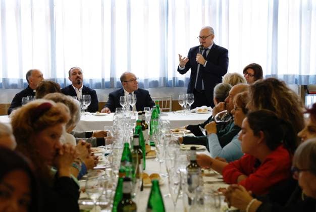 November 17, 2025, Rome, Rome, Italy: Carlo Verdone is Mayor for a Day. Lunch is held at the Cassia Senior Center. Pictured is Carlo Verdone s 75th birthday and Mayor Roberto Gaultieri. Rome, Italy 17 November 2025 Rome Italy  - ZUMAa289 20251117_zia_a289_012 Copyright: xPressxOffice Agfx