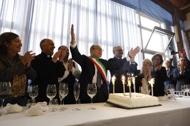 November 17, 2025, Rome, Rome, Italy: Carlo Verdone is Mayor for a Day. Lunch is held at the Cassia Senior Center. Pictured is Carlo Verdone s 75th birthday and Mayor Roberto Gaultieri. Rome, Italy 17 November 2025 Rome Italy  - ZUMAa289 20251117_zia_a289_016 Copyright: xPressxOffice Agfx