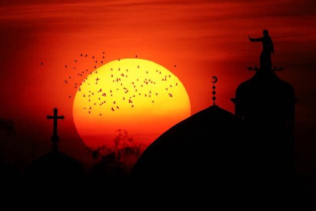 Sunset in Iraq MOSUL, IRAQ - NOVEMBER 17: A view of the red hues that appear in the sky during sunset, creates a scene framing the minaret of Imam Muhsin Mosque alongside the Chaldean Al-Tahira Church in Mosul, Iraq on November 17, 2025. Ismael Adnan Yaqoob Anadolu Mosul Iraq. Editorial use only. Please get in touch for any other usage.  Copyright: x2025xAnadoluxIsmaelxAdnanxYaqoobx