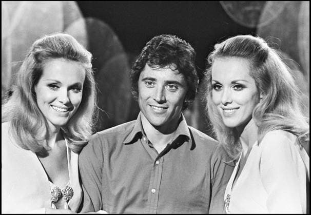 17 11 2025 Death The Kessler twin sisters, stars of the 1960s, died on the same day at 89 years old ARCHIVES SACHA DISTEL ENTOURE DES SOEURS KESSLER LORS DE LEMSSION SACHA SHOW EN 1971 France  Copyright: xAGENCEx xBESTIMAGExAGENCEx xBESTIMAGEx