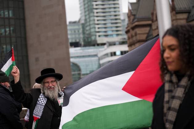 Toronto City Hall raises Palestinian flag TORONTO, CANADA - NOVEMBER 17 : People attend the City of Toronto s Palestinian flag raising ceremony commemorating the 37th anniversary of the Palestinian Declaration of Independence at Nathan Philips Square on November 17, 2025 in Toronto, Ontario, Canada. Mert Alper Dervis Anadolu Ontario Canada. Editorial use only. Please get in touch for any other usage.  Copyright: x2025xAnadoluxMertxAlperxDervisx
