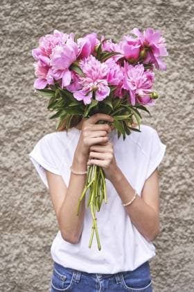 Pfingstrosenrosafarbener Strauß Weibliche Menschen, die Blumen halten. Gesichtsloses Lifestyle Konzept. Sommer Postkarte. Anonyme Trendperson. Hübscher Löwe zum Valentinstag. Wunderschöne Blüte Peony pink bouquet. Female people holding flowers. Faceless lifestyle concept. Summer postcard. Anonymous trend person. Pretty valentine pion. Gorgeous bloom Copyright: imageBROKER ElenaxSafonova ibxiqx15549573.jpg ,model released, Symbolfoto ,property released