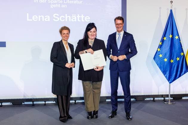 17.11.2025. Düsseldorf. Mit dem Kunstpreis des Landes Nordrhein-Westfalen wird in diesem Jahr der Autor Ralf Rothmann ausgezeichnet. NRW-Ministerpräsident Hendrik Wüst und Kulturministerin Ina Brandes verleihen den Preis an den in Oberhausen aufgewachsenen Schriftsteller. Außerdem werden die Förderpreise in den fünf Sparten Baukunst, Darstellende Künste, Literatur, Musik und Visuelle Künste verliehen. Hier v. l.: NRW-Kulturministerin Ina Brandes, Lena Schätte (Sparte Literatur) und NRW-Ministerpräsident Hendrik Wüst Düsseldorf K21, Ständehaus Nordrhein-Westfalen Deutschland *** 17 11 2025 Düsseldorf This year, the author Ralf Rothmann will be awarded the Art Prize of the State of North Rhine-Westphalia NRW Minister President H