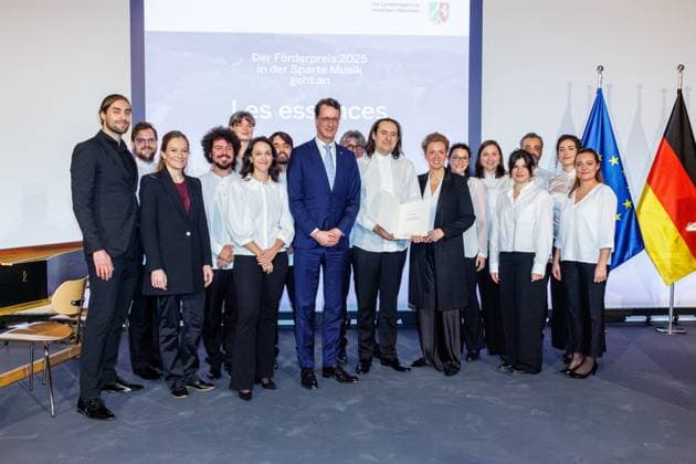 17.11.2025. Düsseldorf. Mit dem Kunstpreis des Landes Nordrhein-Westfalen wird in diesem Jahr der Autor Ralf Rothmann ausgezeichnet. NRW-Ministerpräsident Hendrik Wüst und Kulturministerin Ina Brandes verleihen den Preis an den in Oberhausen aufgewachsenen Schriftsteller. Außerdem werden die Förderpreise in den fünf Sparten Baukunst, Darstellende Künste, Literatur, Musik und Visuelle Künste verliehen. Hier in der Sparte Musik: das Kammerorchester Les Essences Düsseldorf K21, Ständehaus Nordrhein-Westfalen Deutschland