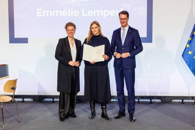 17.11.2025. Düsseldorf. Mit dem Kunstpreis des Landes Nordrhein-Westfalen wird in diesem Jahr der Autor Ralf Rothmann ausgezeichnet. NRW-Ministerpräsident Hendrik Wüst und Kulturministerin Ina Brandes verleihen den Preis an den in Oberhausen aufgewachsenen Schriftsteller. Außerdem werden die Förderpreise in den fünf Sparten Baukunst, Darstellende Künste, Literatur, Musik und Visuelle Künste verliehen. Hier v. l.: NRW-Kulturministerin Ina Brandes, EmmÃ lie Lempert (Sparte Visuelle Künste) und NRW-Ministerpräsident Hendrik Wüst Düsseldorf K21, Ständehaus Nordrhein-Westfalen Deutschland
