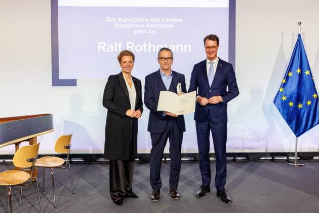 17.11.2025. Düsseldorf. Mit dem Kunstpreis des Landes Nordrhein-Westfalen wird in diesem Jahr der Autor Ralf Rothmann ausgezeichnet. NRW-Ministerpräsident Hendrik Wüst und Kulturministerin Ina Brandes verleihen den Preis an den in Oberhausen aufgewachsenen Schriftsteller. Außerdem werden die Förderpreise in den fünf Sparten Baukunst, Darstellende Künste, Literatur, Musik und Visuelle Künste verliehen. Hier v. l.: NRW-Kulturministerin Ina Brandes, Autor Ralf Rothmann und NRW-Ministerpräsident Hendrik Wüst Düsseldorf K21, Ständehaus Nordrhein-Westfalen Deutschland *** 17 11 2025 Düsseldorf This year, the author Ralf Rothmann will be awarded the Art Prize of the State of North Rhine-Westphalia NRW Minister President Hendrik Wüst a
