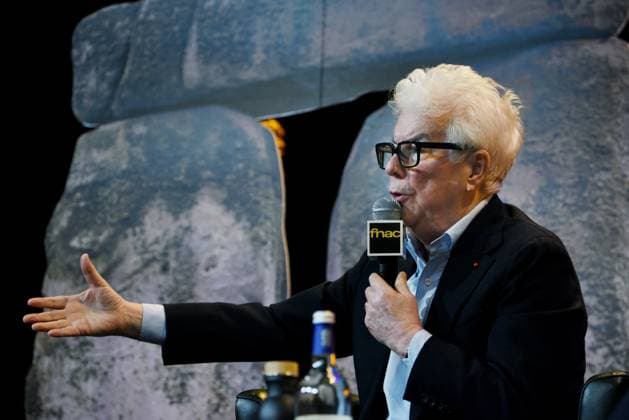 Ken Follett At Public Interview - Paris Ken Follett speaks during a public interview at Theatre de la Madeleine in Paris, France on 17 November 2025. The event is held on the occasion of the release of his new novel Le Cercle des Jours. Photo by Alain Apaydin ABACAPRESS.COM Paris France  Copyright: xApaydinxAlain ABACAx