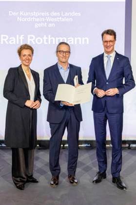 Ina Brandes, Ralf Rothmann und Hendrik Wüst bei der Verleihung des Kunstpreises des Landes Nordrhein-Westfalen 2025 an Ralf Rothmann. Düsseldorf, 17.11.2025 Foto:xO.xLangelx xFuturexImagex kunstpreis_5107