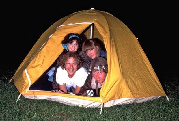 ARCHIV: Thomas Gottschalk Moderator und Schauspieler Thomas Gottschalk mit Mike Krüger , Sonja Tuchmann und Simone Brahmann am Rande von Dreharbeiten zum Film Zwei Nasen tanken Super , 1984 ARCHIVAUFNAHME, Datum geschätzt 20251115JWM0016 *** ARCHIVE Thomas Gottschalk Presenter and actor Thomas Gottschalk with Mike Krüger , Sonja Tuchmann and Simone Brahmann on the sidelines of filming the movie Zwei Nasen tanken Super , 1984 ARCHIVE PICTURE, date estimated 20251115JWM0016