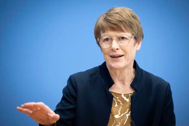 Veronika Grimm, Wirtschaftsweise DEU, Deutschland, Germany, Berlin, 12.11.2025 Prof. Veronika Grimm , Mitglied Sachverstaendigenrat zur Begutachtung der gesamtwirtschaftlichen Entwicklung Wirtschaftsweise waehrend der Bundespressekonferenz zum Thema Vorstellung des Jahresgutachtens 2025 2026 vom Sachverstaendigenrat zur Begutachtung der gesamtwirtschaftlichen Entwicklung, in Berlin Deutschland Wirtschaftsweise . en: Prof. Veronika Grimm , German economist and member of the German council of Economic Experts , during a press call at the Bundespressekonferenz during the presentation of the Annual Report 2025 2026 of the German Council of Economic Experts in Berlin Germany