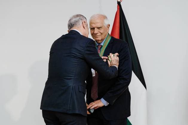 Borrell receives the Grand Star of the Order of Jerusalem by the Ambassador of Palestine The former Minister and EU High Representative for Foreign Affairs, Josep Borrell, receives the Grand Star of the Order of Jerusalem by the Ambassador of Palestine to Spain, Husni Abdel Wahed, on November 18, 2025, in Madrid Spain 18 NOVEMBER 2025 Carlos Lujá Espana  Copyright: xCarlosxLujanx 7108400