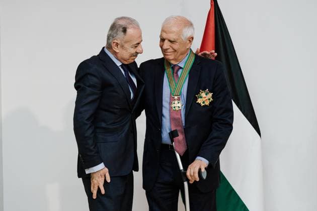 Borrell receives the Grand Star of the Order of Jerusalem by the Ambassador of Palestine The former Minister and EU High Representative for Foreign Affairs, Josep Borrell, receives the Grand Star of the Order of Jerusalem by the Ambassador of Palestine to Spain, Husni Abdel Wahed, on November 18, 2025, in Madrid Spain 18 NOVEMBER 2025 Carlos Lujá Espana  Copyright: xCarlosxLujanx 7108401