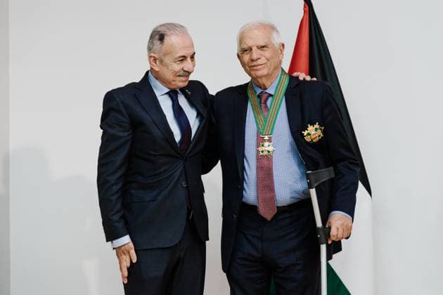 Borrell receives the Grand Star of the Order of Jerusalem by the Ambassador of Palestine The former Minister and EU High Representative for Foreign Affairs, Josep Borrell, receives the Grand Star of the Order of Jerusalem by the Ambassador of Palestine to Spain, Husni Abdel Wahed, on November 18, 2025, in Madrid Spain 18 NOVEMBER 2025 Carlos Lujá Espana  Copyright: xCarlosxLujanx 7108402