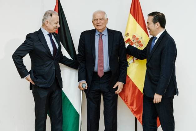 Borrell receives the Grand Star of the Order of Jerusalem by the Ambassador of Palestine The former Minister and EU High Representative for Foreign Affairs, Josep Borrell, receives the Grand Star of the Order of Jerusalem by the Ambassador of Palestine to Spain, Husni Abdel Wahed, on November 18, 2025, in Madrid Spain 18 NOVEMBER 2025 Carlos Lujá Espana  Copyright: xCarlosxLujanx 7108408