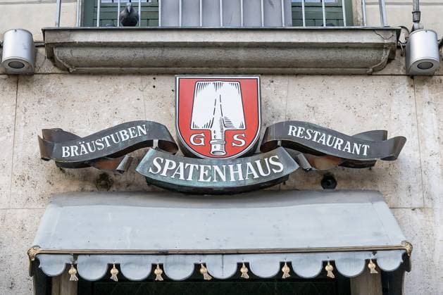 Muenchen GER, Themenbild Wirtschaft, Einzelhandel in der Muencher Innenstadt, 18.11.2025 Logo der Brauerei Spaten ueber dem Eingang zum Kuffler im Spatenhaus GER, Themenbild Wirtschaft, Einzelhandel in der Muencher Innenstadt, 18.11.2025 *** Munich GER, theme picture economy, retail trade in the city center of Munich, 18 11 2025 Logo of the brewery Spaten above the entrance to the Kuffler in the Spatenhaus GER, theme picture economy, retail trade in the city center of Munich, 18 11 2025 Copyright: xEibner-Pressefoto FranzxFeinerx EP_HFR