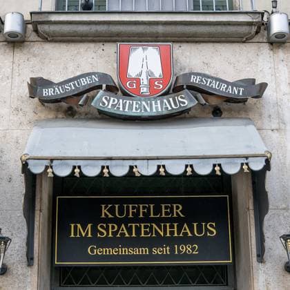 Muenchen GER, Themenbild Wirtschaft, Einzelhandel in der Muencher Innenstadt, 18.11.2025 Logo der Brauerei Spaten ueber dem Eingang zum Kuffler im Spatenhaus GER, Themenbild Wirtschaft, Einzelhandel in der Muencher Innenstadt, 18.11.2025 *** Munich GER, theme picture economy, retail trade in the city center of Munich, 18 11 2025 Logo of the brewery Spaten above the entrance to the Kuffler in the Spatenhaus GER, theme picture economy, retail trade in the city center of Munich, 18 11 2025 Copyright: xEibner-Pressefoto FranzxFeinerx EP_HFR