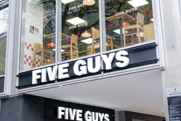 Muenchen GER, Themenbild Wirtschaft, Einzelhandel in der Muencher Innenstadt, 18.11.2025 Schriftzug der Firma Five Guys ueber dem Eingang am entsprechenden Geschaeft GER, Themenbild Wirtschaft, Einzelhandel in der Muencher Innenstadt, 18.11.2025 *** Munich GER, theme picture economy, retail trade in the city center of Munich, 18 11 2025 Lettering of the company Five Guys above the entrance at the corresponding shop GER, theme picture economy, retail trade in the city center of Munich, 18 11 2025 Copyright: xEibner-Pressefoto FranzxFeinerx EP_HFR