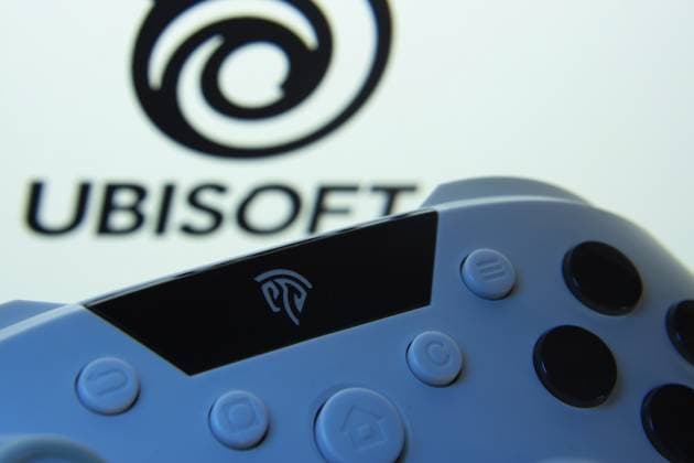 Dhaka, Bangladesch — 14. November 2025: Eine Nahaufnahme eines Gamepads, im Hintergrund ist Ubisoft auf dem Bildschirm zu sehen Dhaka, Bangladesh- 14 Nov 2025: A close-up of a gamepad with the Ubisoft seen on screen in the background Copyright: imageBROKER MojahidxMottakin iblmmo15679427.jpg