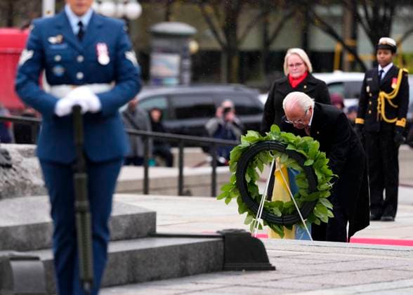 November 18, 2025, Ottawa, On, CANADA: Sweden s King Carl XVI Gustaf participates in a wreath laying at the Tomb of the Unknown Soldier at the National War Memorial during a visit in Ottawa, on Tuesday, Nov. 18, 2025. Ottawa CANADA  - ZUMAc35_ 20251118_zaf_c35_038 Copyright: xJustinxTangx