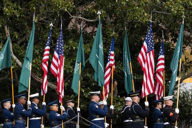 November 18, 2025, Washington, District Of Columbia, USA: Military service members holding United States and Saudi Arabian flags depart a welcoming ceremony for Saudi Crown Prince Mohammed bin Salman at the White House in Washington, DC, USA, on November 18, 2025 Washington USA - ZUMAs152 20251118_faa_s152_013 Copyright: xAnnaxRosexLaydenx-xPoolxviaxCNPx