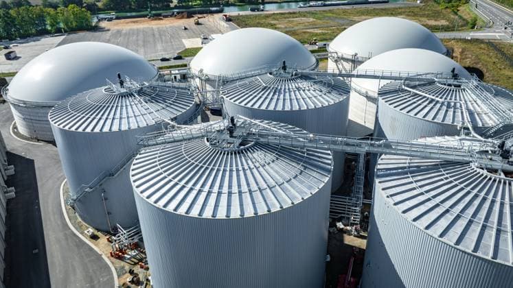 Siloanlagen und Hochbehälter einer modernen Biomethananlage. Neubau einer Biogasanlage und einer Biogasaufbereitungsanlage der Firma NDEnergie in Bohmte OT Stirpe-Oelingen direkt am Hafen des Mittellandkanals. Dazu gehört eine Anlage zur Stromerzeugung für mehrere tausend Haushalte, entweder durch Biogas oder Erdgas. Ausgangsstoffe sind vorwiegend tierische Abfälle wie Hähnchen- und Putenmist sowie Gülle aus der Rinder- und Schweinehaltung. Ferner ist eine CO2 - Abscheidung und -Lagerung vorgesehen. Bohmte Bohmte Niedersachsen Deutschland